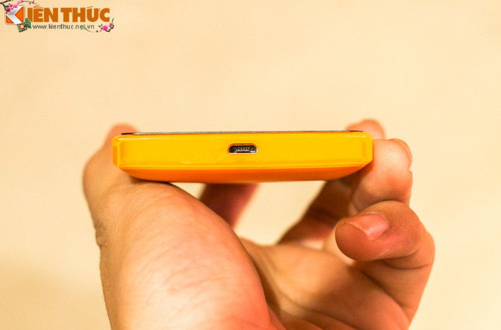 Cạnh dưới với cổng sạc microUSB