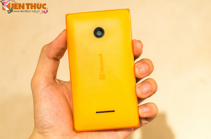 Mặt sau của máy, với phần camera 5MP và loa ngoài