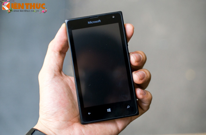 Trong khi đó Lumia 435 cũng có thiết kế rất tương đồng