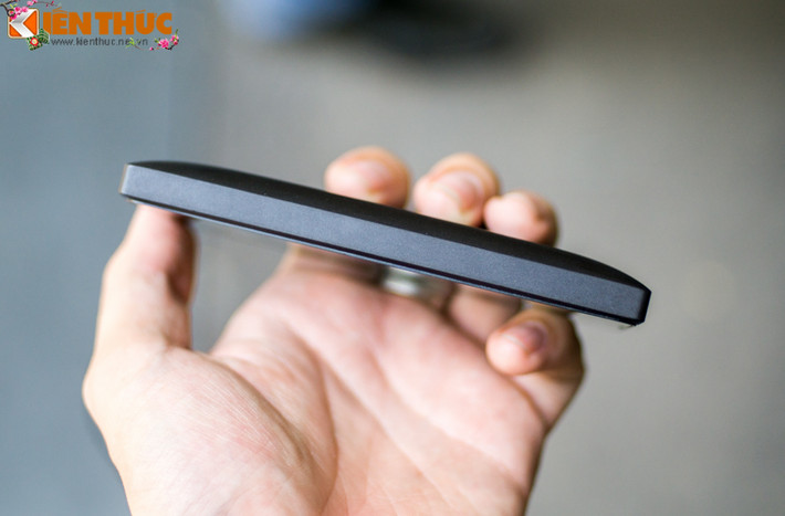 Cạnh phải cũng để trơn như người đàn anh Lumia 532