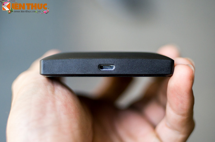 Cạnh dưới là cổng microUSB