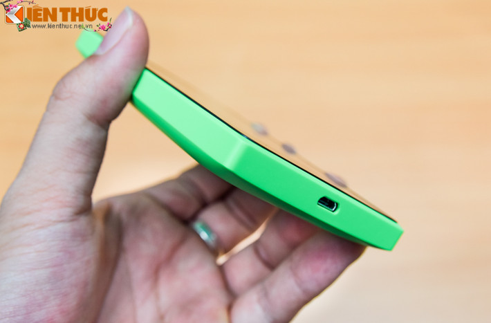 Khác với người đàn anh Lumia 532, 435 có thiết kết vỏ nhám hơn