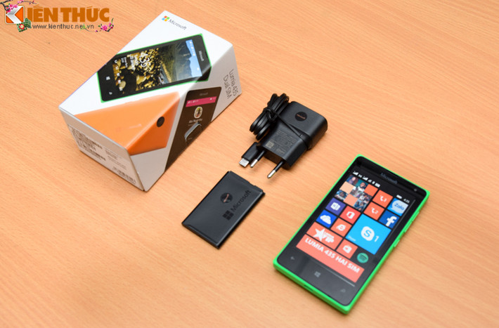 Bên trong chiếc hộp của máy rất đơn giản - chỉ có máy, pin và sạc
