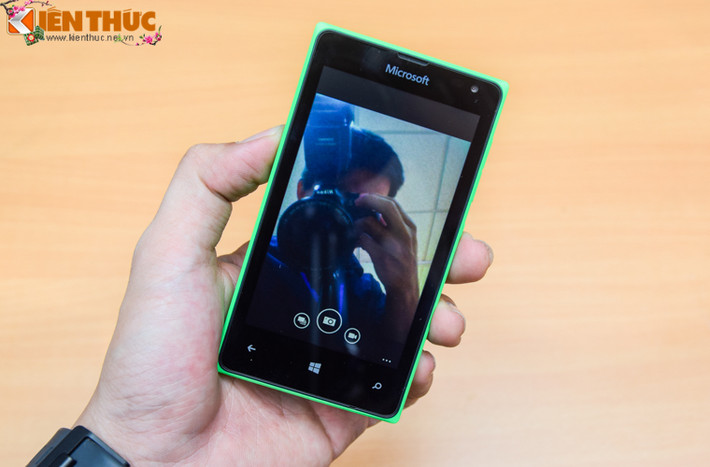 Ngoài ra máy còn có ứng dụng Lumia Selfie, hỗ trợ chụp tự sướng