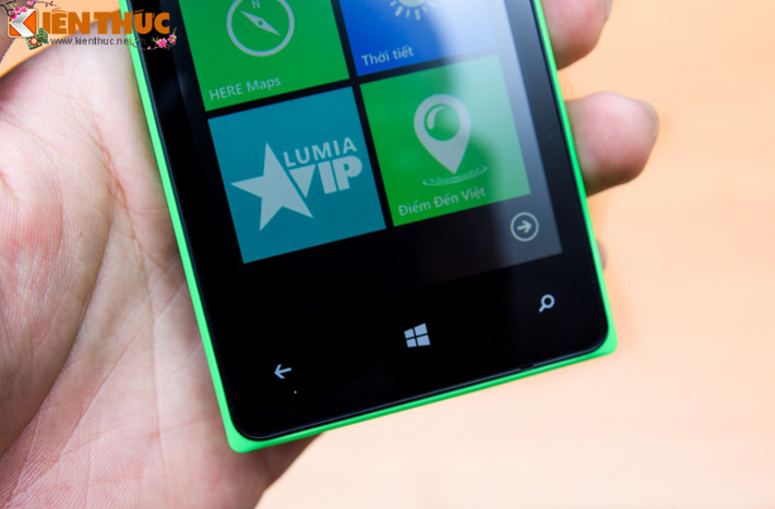 Máy chạy Windows Phone 8.1 phiên bản Denim, với hàng loạt ứng dụng độc quyền của dòng máy Lumia