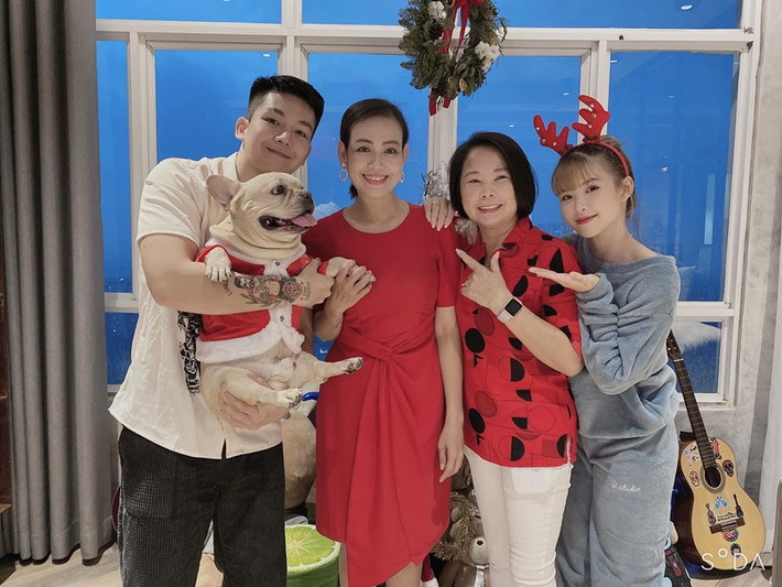 Mối quan hệ giữa Khởi My và gia đình chồng, đặc biệt là mẹ chồng (thứ hai bên trái) vẫn rất tốt đẹp.