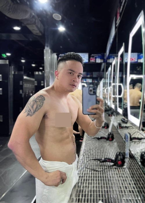 Cao Thái Sơn khẳng định dù gần tuổi 40 nhưng vẫn phong độ. “Sơn có gương mặt học sinh, tiêu chuẩn Việt Nam chất lượng cao nên các bạn không nên tin vào những sản phẩm photoshop đang lan truyền trên mạng nhé. Những gì đăng trên Facebook có màu sắc tươi sáng da giòn rám nắng mới là chú thật sự nè”, anh viết.