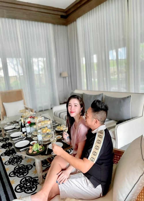 Mới đây, Bảo Thy chia sẻ loạt ảnh bên ông xã Phan Lĩnh. Ảnh: FBNV