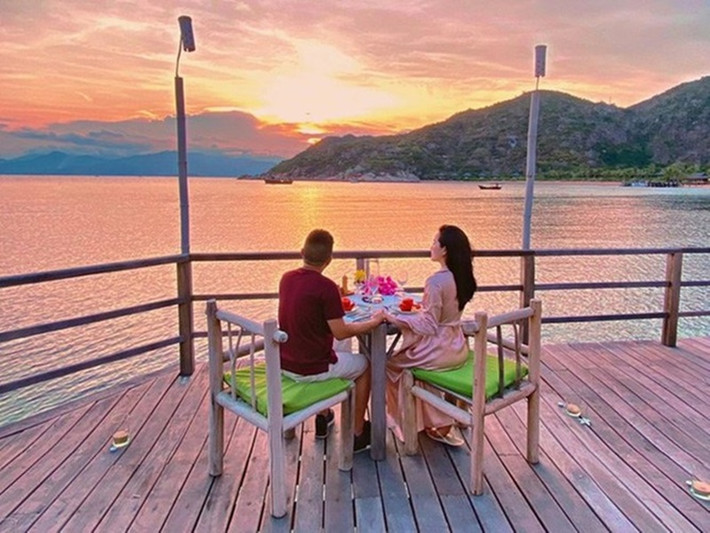 Cặp đôi nắm tay tình tứ cùng ngắm thiên nhiên. Ảnh: FBNV