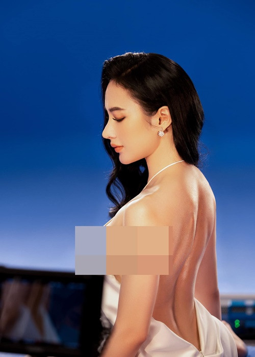 Angela Phương Trinh và Cao Thái Sơn đang tìm hiểu nhau. Mới đây, "bà mẹ nhí" khoe ảnh gợi cảm trên trang cá nhân. Lập tức, Cao Thái Sơn "nhắc nhở" Angela Phương Trinh.