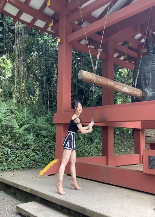 Nhiều cư dân mạng cho rằng hình ảnh gợi cảm của Hương Tràm ở nơi linh thiên như chùa là không phù hợp. Ảnh: FBNV