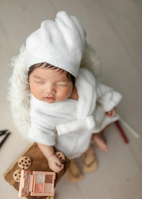 Lê Bê La thường xuyên đăng tải hình ảnh cô công chúa của mình.
