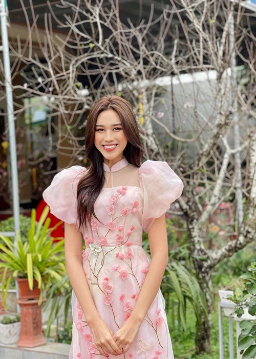 Hoa hậu Đỗ Thị Hà mắc COVID-19 khi ở Mỹ. Người đẹp chia sẻ quá trình chữa bệnh: "Sau khi có kết quả dương tính với SARS-CoV-2, mình đã mua thuốc uống liền, theo đơn và chỉ dẫn của bác sĩ. Mọi người cũng chuẩn bị cho mình nồi xông hơi, lúc xông mình cảm thấy rất thoải mái. Chế độ dinh dưỡng hàng ngày thì mình ăn nhiều hơn bình thường, nhất là trái cây để bổ sung vitamin và sức đề kháng".