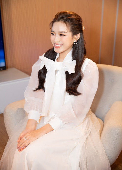 Hoa hậu Đỗ Thị Hà xuất hiện trong tập mới nhất của talkshow Sức sống Việt Nam, chủ đề “Bỏ phố về quê”.
