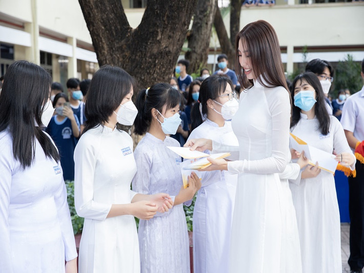 Các em học sinh hiếu học nhận học bổng từ Thùy Tiên.