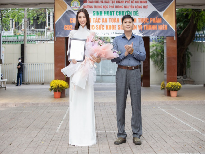 Thùy Tiên tận tay trao phần thưởng trao 30 suất học bổng, mỗi suất trị giá 1 triệu đồng tới các em học sinh hiếu học. Với những đóng góp dành cho trường, cô được nhận thư và hoa cảm ơn từ Hiệu trưởng - thầy Phan Hồ Hải.