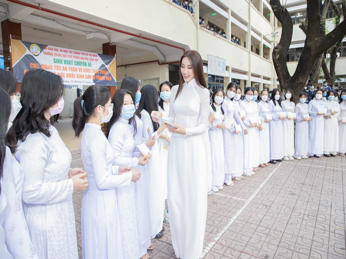 Nàng hoa hậu còn được nhận xét học rất giỏi môn Tiếng Anh.