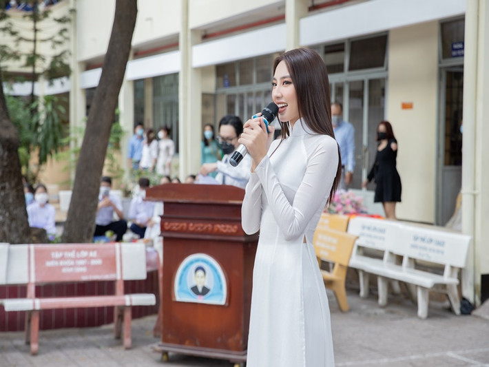 Trong buổi giao lưu, Thùy Tiên chia sẻ những kỷ niệm của mình dưới mái trường và tình cảm của cô dành cho ngôi trường THPT Nguyễn Công Trứ.