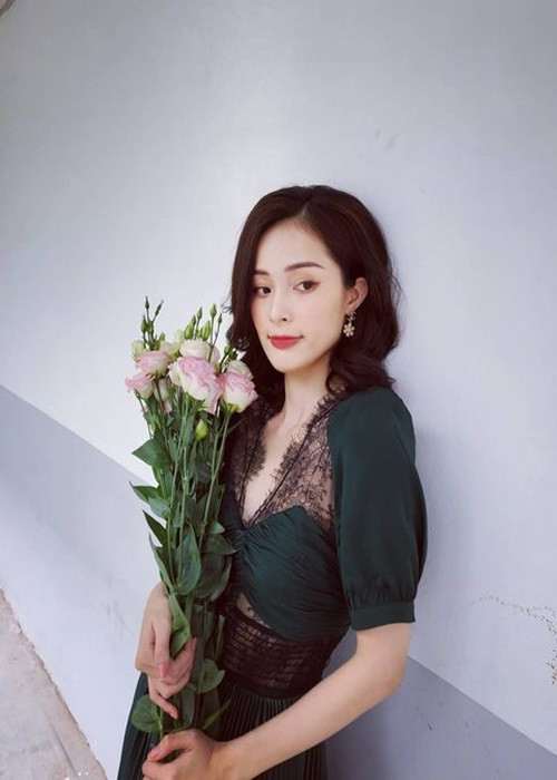Khi còn yêu Cường Đô la, hot girl Hạ Vi được nhiều khán giả chú ý và có không ít dự án nghệ thuật. Hậu chia tay đại gia phố núi, chân dài sinh năm 1993 sống khép kín.
