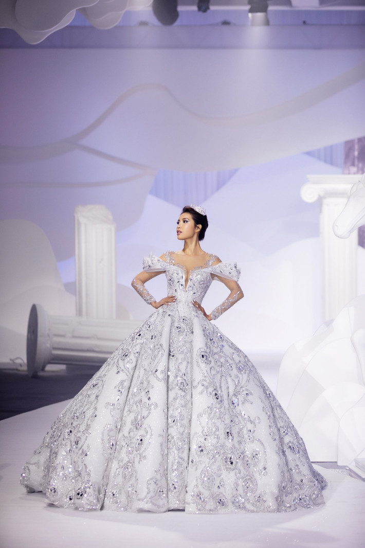 Trong một show thời trang tháng 10/2020, Minh Tú mặc váy cưới lộng lẫy. Thiết kế đính 50.000 viên pha lê, nặng 25kg. Ảnh: VOV