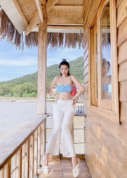 Ở đời thường, Cao Thái Hà thường xuyên xuất hiện với hình ảnh gợi cảm.