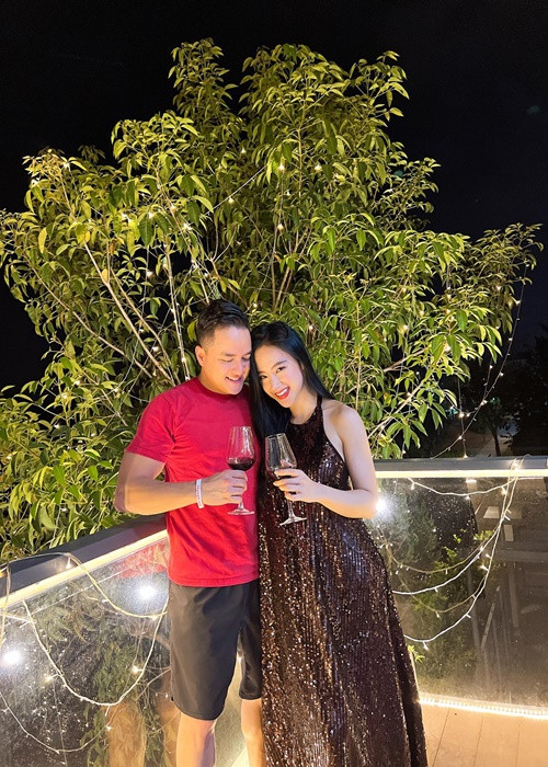 Mới đây, khi Angela Phương Trinh đăng ảnh gợi cảm, Cao Thái Sơn khen "bà mẹ nhí" xinh đẹp nhưng mong từ sau cô đăng ảnh kín đáo. Trước lời "nhắc nhở" của Cao Thái Sơn, Angela Phương Trinh lập tức đồng ý.