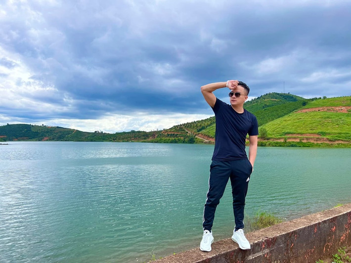 Ngoài đời, Cao Thái Sơn chuộng mặc áo thun bó sát giúp khoe hình thể.