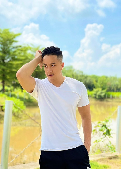Gu thời trang đời thường của nam ca sĩ được đánh giá trẻ trung, năng động.
