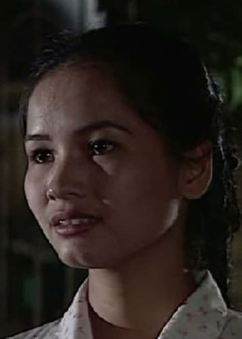 Minh Nguyệt gây ấn tượng khi đảm nhận vai diễn cô giáo Biển và cũng là em gái Núi. Trước khi đóng “Sóng ở đáy sông”, nữ diễn viên khá nổi tiếng với phim “Người đàn bà hủi”. Sau bộ phim “Sóng ở đáy sông”, Minh Nguyệt đảm nhận nhiều vai tương tự với các phim “Những đứa con vùng đồi”, “Nếp nhà”. Ảnh: Công lý và xã hội