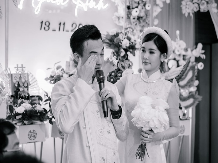 MC Tô Ny khóc trong lễ cưới. Anh tâm sự: "Đây là tấm ảnh mà tôi thích nhất, ở lễ gia tiên ngày hôm qua. Khoảnh khắc có tình cảm lớn mà tôi dành cho những người thân, họ hàng đã trải qua năm tháng, trải qua thăng trầm cùng tôi. Và khoảnh khắc đó cũng có tình cảm em dành cho anh. Cảm ơn vợ, vì đã chọn những vui buồn cùng anh!". Ảnh: FBNV