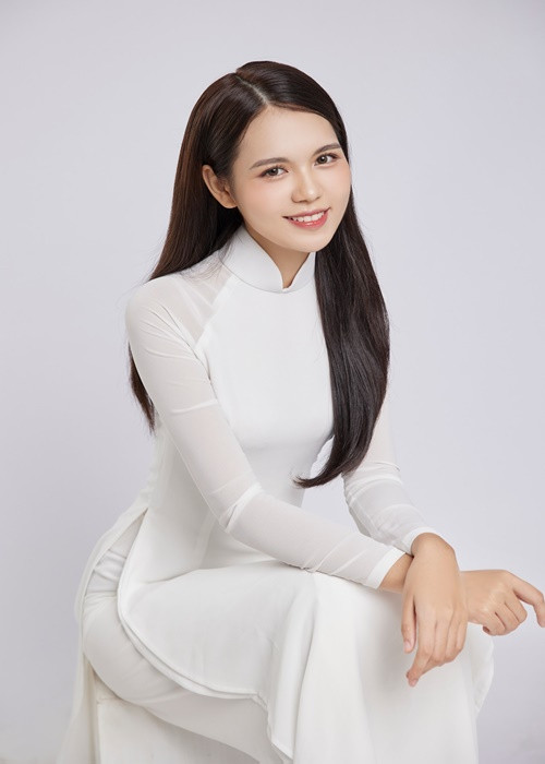 Tân Hoa hậu Du lịch Việt Nam Lương Kỳ Duyên sở hữu nhan sắc xinh đẹp. Cô cao 1m72, có số đo 3 vòng 77-62-92 cm.
