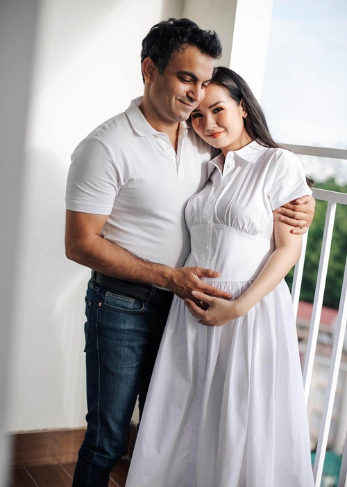 “Mỗi sáng rời khỏi nhà, anh không bao giờ quên hôn vợ và chào con trước khi đi. Ở nhà, anh hay nói chuyện với con, có lúc nói tiếng Ấn, có lúc nói tiếng Việt nhưng tôi đều không hiểu gì. Tôi nghĩ khi em bé ra đời, anh sẽ rất cưng con”, nữ ca sĩ từng tâm sự.