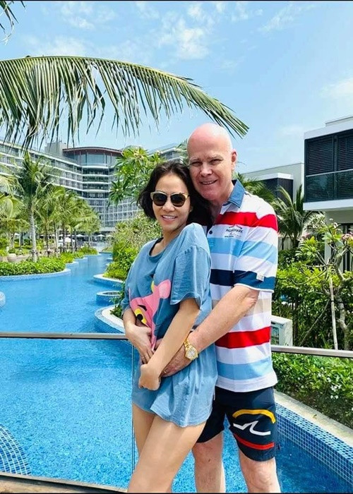 Thu Minh tiết lộ phản ứng của gia đình chồng khi cô mặc váy cưới. "Khi tôi xuất hiện và chuẩn bị đi xuống sảnh, toàn bộ họ hàng, anh em, bạn bè của nhà chồng đã đứng dậy và vỗ tay vì chưa bao giờ thấy một cô dâu đẹp như vậy", giọng ca "Đường cong" chia sẻ trên VTC.