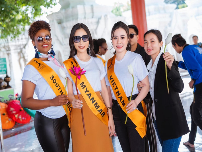 Kim Oanh ăn mặc kín đáo, giản dị trong một hoạt động của cuộc thi.