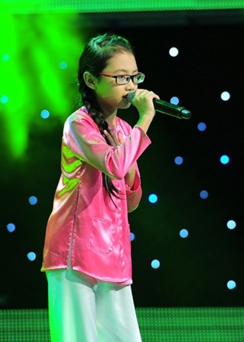 Năm 2013, Phương Mỹ Chi trở nên nổi tiếng. Cô được xem là nhân tố làm sống lại dòng nhạc dân ca với những ca khúc trữ tình ở cuộc thi Giọng hát Việt nhí: "Quê em mùa nước lũ", "Còn thương rau đắng mọc sau hè", "Áo mới Cà Mau", "Sa mưa giông". Ảnh: Lao động