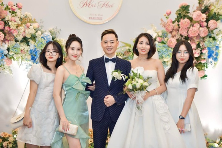 Các con riêng của Tùng Dương - Mai Huế có mặt trong đám cưới. Ảnh: Tiền Phong