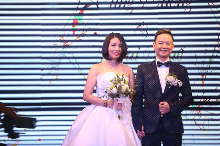 Nam diễn viên phim "Người phán xử" kết hôn lần thứ 4. Dân Việt dẫn lời Tùng Dương: "Tôi cảm giác mình như một thanh niên, đang tràn đầy tình yêu mãnh liệt. Tôi run đến độ không biết nói thế nào để diễn tả. Tôi chỉ biết cảm ơn gia đình hai bên, tất cả bạn bè gần xa đã tới chung vui". Ảnh: Dân Việt
