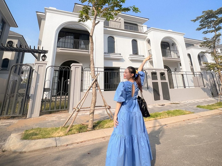 Trên trang cá nhân, Minh Hằng vừa khoe hai căn nhà mới. "Ngày hạnh phúc, mẹ kịp nhận 2 căn nhà đón mèo con", nữ ca sĩ viết. Ảnh: FBNV