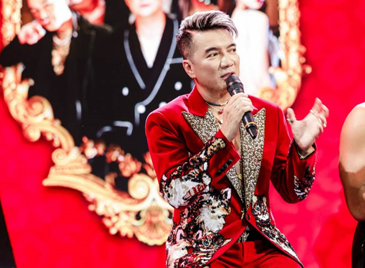 "…Riêng với những thứ hạng ảo trên mạng, với tôi nó chẳng là gì hết. Nếu thích, tôi có thể bỏ 100 triệu để thuê người, thuê máy cày view cho mình. Tôi không thiếu tiền nên những chuyện này với tôi chẳng khó chút nào. Nhưng tôi không cần làm những điều đó, vì tôi có khán giả của mình và có cách làm việc riêng”, Dân Việt dẫn lời Đàm Vĩnh Hưng. Ảnh: Dân Việt