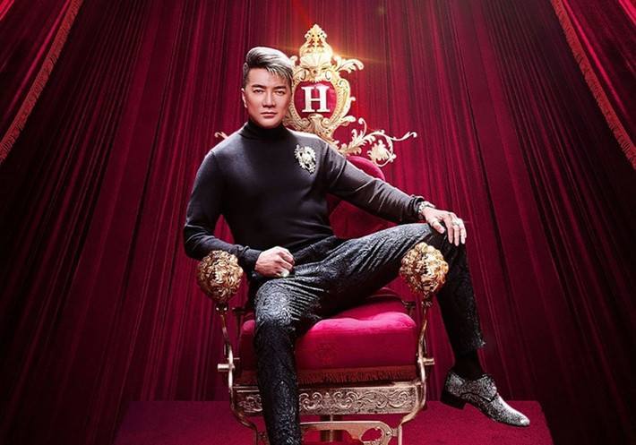 Việc Đàm Vĩnh Hưng đặt tên cho phim tiểu sử về bản thân là “Hào quang rực rỡ - The King ” (tạm dịch: Hào quang rực rỡ - Vua) đang làm dấy lên những ý kiến trái chiều. Ảnh: Vietnamnet
