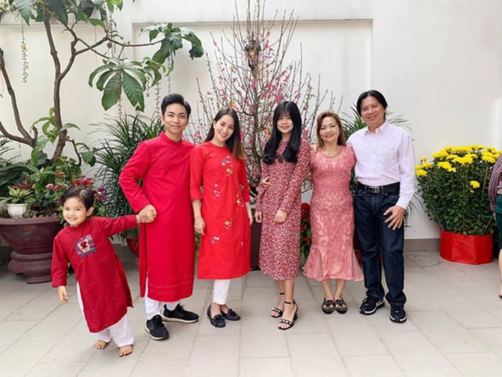 Trong cuộc phỏng vấn với VTV, Phan Hiển cho biết, mẹ ruột và vợ hòa thuận. Ảnh: Dân Việt