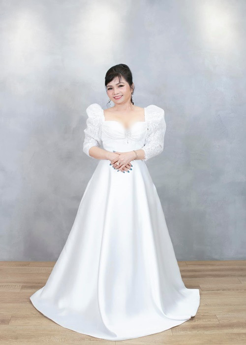 Mẹ chồng Khánh Thi đẹp mặn mà, quý phái. Ảnh: FBNV