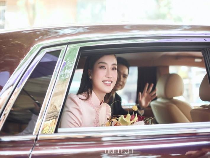 Trong đám cưới năm 2022, Hoa hậu Đỗ Mỹ Linh được thiếu gia Đỗ Vinh Quang rước dâu bằng xe Rolls-Royce Phantom 83 tỷ của bố chú rể - bầu Hiển. Ảnh: Thể thao văn hóa