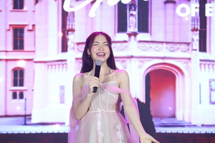 Mới đây, khi biểu diễn tại một sự kiện, Hòa Minzy gặp sự cố trang phục. Cụ thể, khi chiếc váy của nữ ca sĩ bị ánh đèn chiếu, hình ảnh của cô trông khá nhạy cảm. Ảnh: Zing