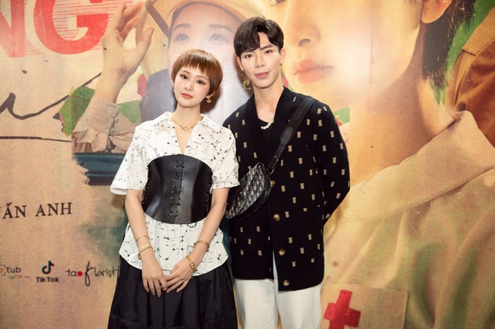 Lời đề tặng trên giỏ hoa của Erik có hai từ "thương em" bị nhiều cư dân mạng phản ứng. Ảnh: VOV