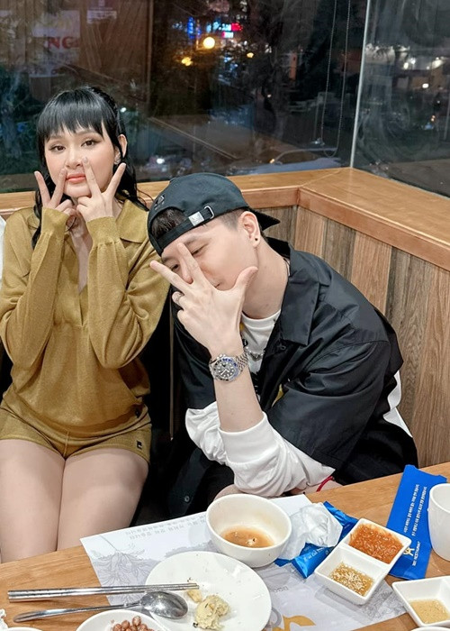 Mới đây, Trịnh Thăng Bình đăng tải hình ảnh gặp gỡ Hiền Hồ. Nhanh chóng, nhiều cư dân mạng đòi bỏ theo dõi Trịnh Thăng Bình vì mối quan hệ thân thiết giữa anh và Hiền Hồ - nữ ca sĩ vướng bê bối tình cảm năm 2022. Ảnh: FBNV