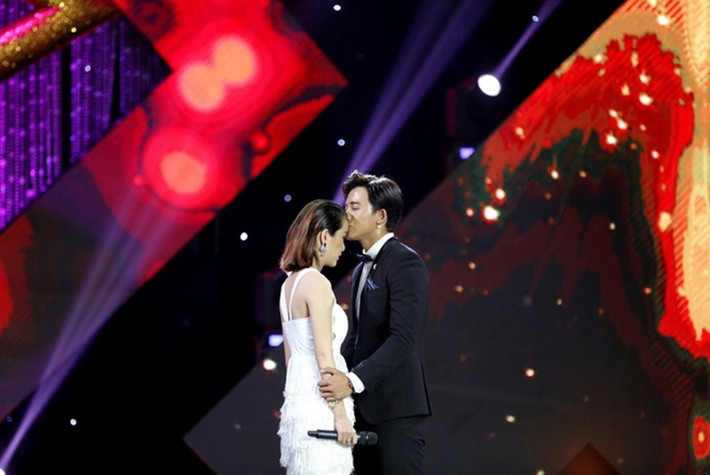 Năm 2015, sau 2 năm “đường ai nấy đi”, Phương Linh gặp lại Mai Tài Phến trong gameshow bày tỏ muốn nối lại tình xưa. Tuy nhiên, nam diễn viên từ chối tình cảm của bạn gái cũ. Ảnh: Zing