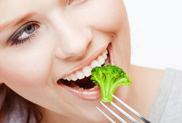Giải pháp: Cơ thể luôn cố gửi gắm cho bạn thông điệp, do đó hãy cho nó một cơ hội. Khi ăn, hãy nhai thật kỹ, chậm và thưởng thức món ăn của bạn, đồng thời tránh việc đọc báo và xem ti vi. Hãy thử tập hít vào từ từ và đếm từ 1 đến 5, thở ra chầm chậm cũng từ 1 đến 5, lặp lại 3 lần trước khi ăn. Một nghiên cứu năm 2009 từ Tạp chí Hiệp hội Dinh dưỡng Mỹ cho thấy động tác yoga này giúp bạn dễ no, ít tăng cân hơn.