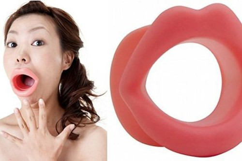Công cụ làm đẹp kì lạ này có tên gọi Face Slimmer, được quảng cáo có công dụng giảm bớt sự chảy xệ của làn da phụ nữ. Chỉ cần ngậm dụng cụ này trong miệng đều đặn 3 phút mỗi ngày, người dùng sẽ có được làn da căng như thiếu nữ.