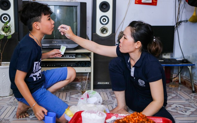 Những ngày đầu từ Phan Thiết vào TP HCM, gia đình 4 người (ba mẹ, Công Quốc và anh trai) sống nhờ trong một căn phòng nhỏ hẹp, chật chội tại quận 5. Sau, vì bất tiện nên mọi người chuyển sang nơi ở rộng rãi, thoáng mát với tiền thuê 2,5 triệu đồng/tháng.